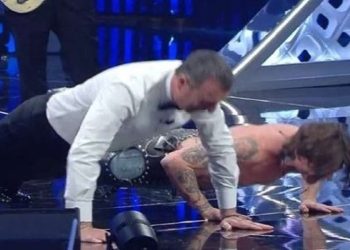 Amadeus e Rkomi, flessioni a Sanremo 2022