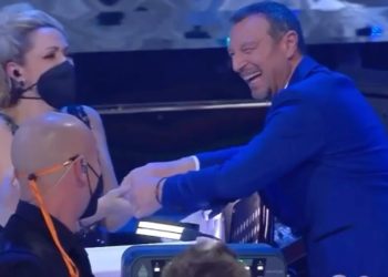 Amadeus cade a Sanremo 2022