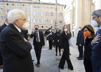 Sergio Mattarella con Elisabetta Casellati e Roberto Fico (LaPresse)