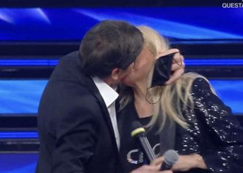 Gianni Morandi bacia Mara Venier a Domenica In