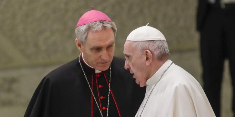 Mons. Georg Gaenswein con papa Francesco (LaPresse)