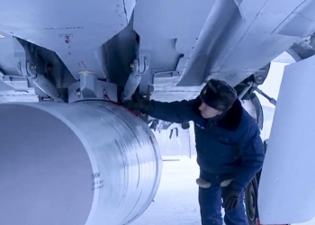 Un missile ipersonico Kinzhal alloggiato sotto un Mig-31K. Foto del ministero della Difesa russo (LaPresse)