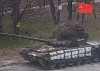 Carro armato russo espone la bandiera sovietica