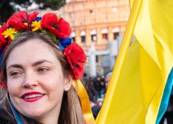 Una cittadina ucraina manifesta per il suo Paese a Roma (Lapresse)