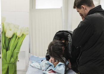 Kirill, a 18 mesi ucciso dai bombardamenti in Ucraina (Foto: LaPresse)