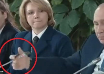 Vladimir Putin e la mano che "attraversa" il microfono