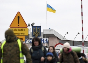 Profughi ucraini ala frontiera con la Polonia nei pressi di Korczowa (Lapresse)