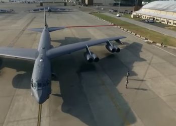 Bombardiere B-52, screen da Youtube