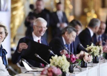 Capi di Stato e di governo europei riuniti a Versailles (LaPresse)