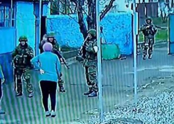 Soldati russi in una casa di campagna (screen da video Mail Online)