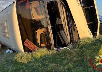Incidente autobus sull'A14 (foto: Twitter Vigili del Fuoco)