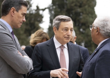 Mario Draghi con Pedro Sanchez e Antonio Costa (Lapresse)