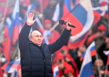 Il presidente russo Vladimir Putin parla allo stadio nell'anniversario del referendum sullo stato della Crimea (LaPresse)