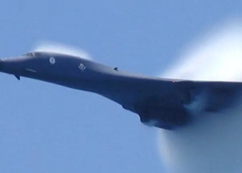 Aereo rompe muro del suono, boom sonico, iStock