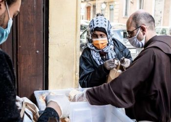 Distribuzione di alimenti ai poveri (LaPresse)