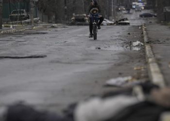 Morti in strada a Bucha, Ucraina (Foto: LaPresse)