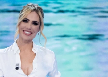 Ilary Blasi conduce L'isola dei famosi 2022 su Canale 5