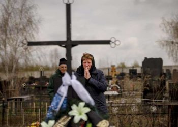Nel cimitero di Bucha, Ucraina (LaPresse)