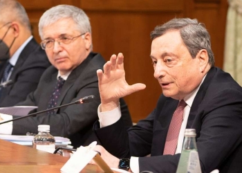 Mario Draghi. A sin., il ministro dell'Economia Daniele Franco (LaPresse)