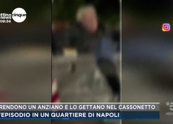 Anziano nel cassonetto, screen da Mattino5