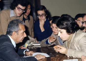 Aldo Moro (1916-1978) all'università con alcuni studenti (LaPresse)