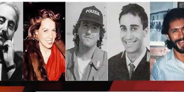 Giovanni Falcone, la moglie ed i tre agenti della scorta