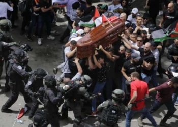 Il funerale della giornalista palestinese caricato dalla polizia israeliana