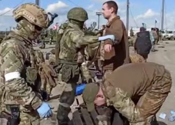 La resa di Azovstal: il video diffuso dalla Russia