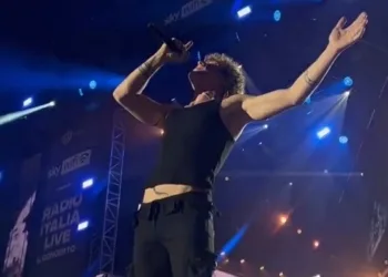 Irama al Concerto Radio Italia Live 2022 (foto: screen da Twitter)