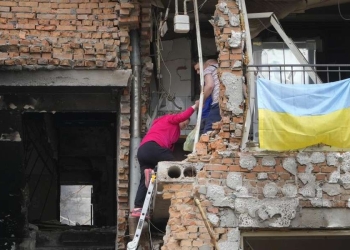 Tornare nella propria casa, bombardata, a Irpin (LaPresse)