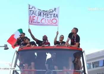 Striscione Milan (screen da Youtube)