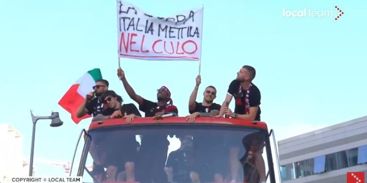 Striscione Milan (screen da Youtube)