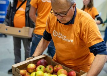 Un volontario di Banco Alimentare all'opera