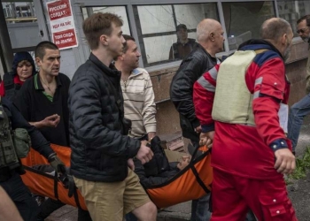 Trasporto di un ferito a Kharkiv (LaPresse)