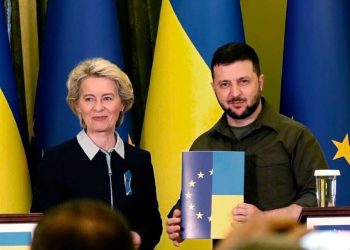 Ursula von der Leyen, presidente della Commissione Ue, con il presidente ucraino Volodymyr Zelensky (LaPresse)
