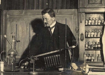 Hermann Staudinger in laboratorio 