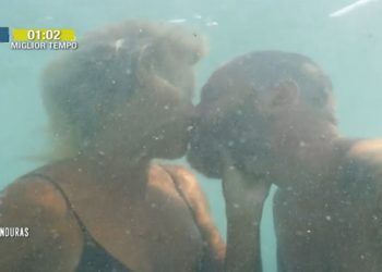 Mercedesz ed Edoardo, bacio in apnea all'Isola dei Famosi (Foto: Screenshot)