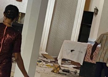 Nigeria. Nella Chiesa di san Francesco a Owo dopo il massacro (LaPresse)