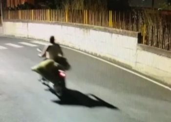 Napoli, cadavere caricato in buste di plastica su scooter