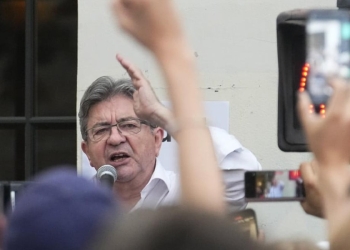 Jean-Luc Mélenchon davanti a un gruppo di suoi sostenitori (LaPresse)