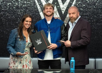 Logan Paul tra Stephanie McMahon e Triple H per la firma del contratto con la WWE