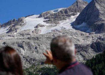Il versante nord della Marmolada. Al centro, in alto, tra cielo e rocce, il punto del distacco (LaPresse)
