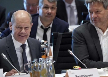 A sinistra, il cancelliere Olaf Scholz, a destra, il ministro dell'Economia, Robert Habeck (LaPresse)
