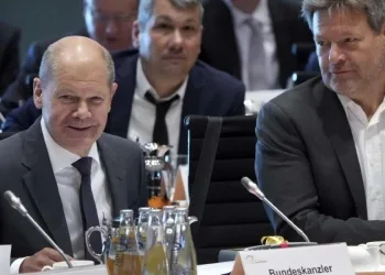A sinistra, il cancelliere Olaf Scholz, a destra, il ministro dell'Economia, Robert Habeck (LaPresse)