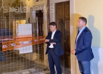 Giuseppe Conte, Presidente M5s fuori casa (Foto: da canale YouTube di Alanews)