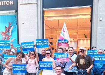 Presidio Italia Viva pro Draghi vicino negozio Louis Vuitton (Foto: Twitter)