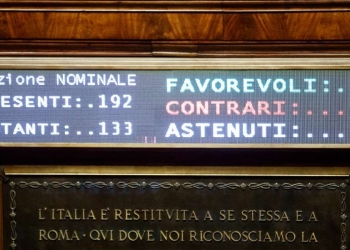 Il tabellone con l'esito della votazione che segna la fine politica del governo Draghi (LaPresse)