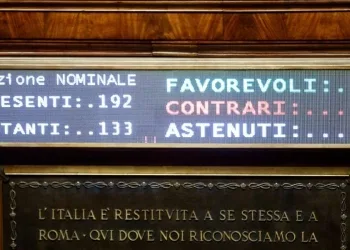 Il tabellone con l'esito della votazione che segna la fine politica del governo Draghi (LaPresse)