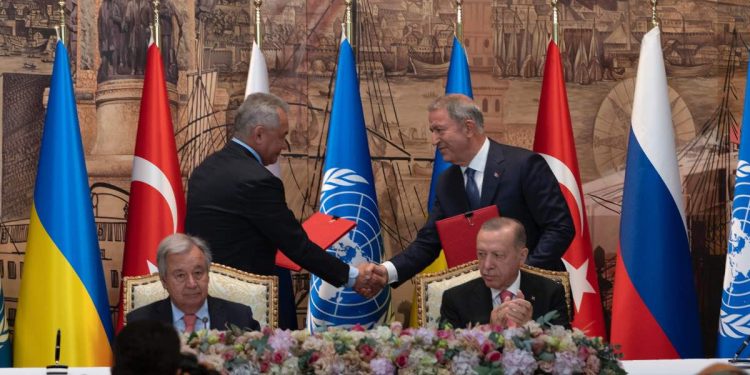 Istanbul, accordo sul grano tra Kiev e Mosca: la firma con Erdogan e Guterres (Foto: 2022, LaPresse)