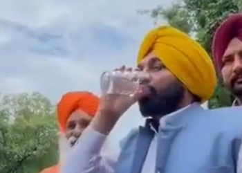 Il primo ministro del Punjab beve da un ruscello sacro per dimostrare che l'acqua è pulita